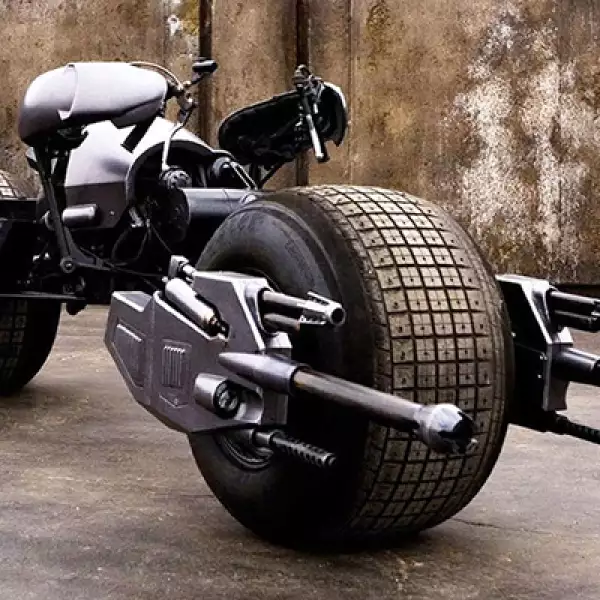 Esta moto tiene dos metralletas delanteras, que a su vez sirven de faros y lanzacohetes. Además de que es capaz de girar sobre sí mismo en una rueda.