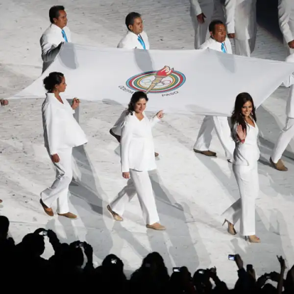 Ximena Navarrete lució muy hermosa vestida completamente de blanco.