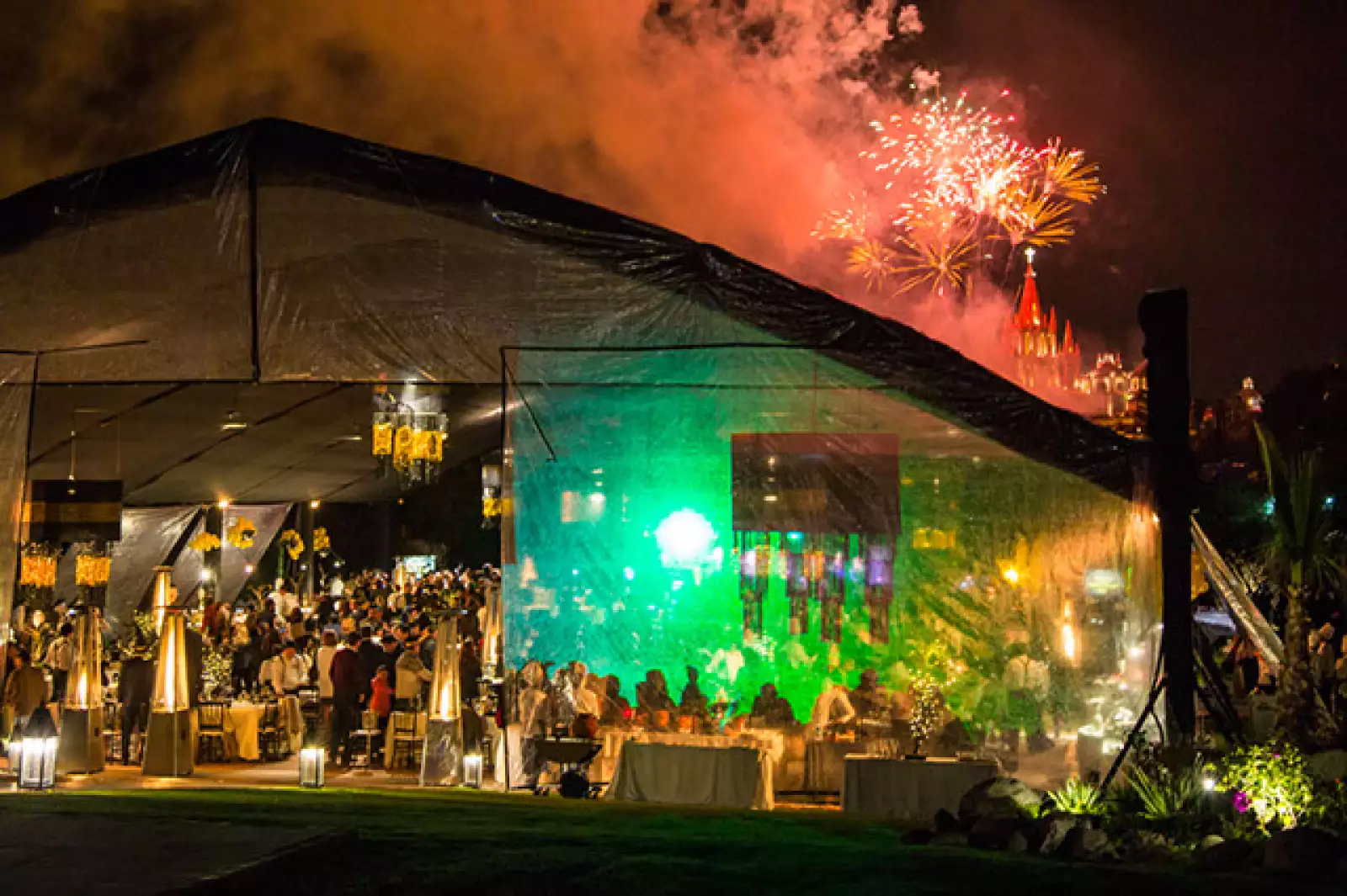 Fuegos artificiales iluminan la mágica ciudad