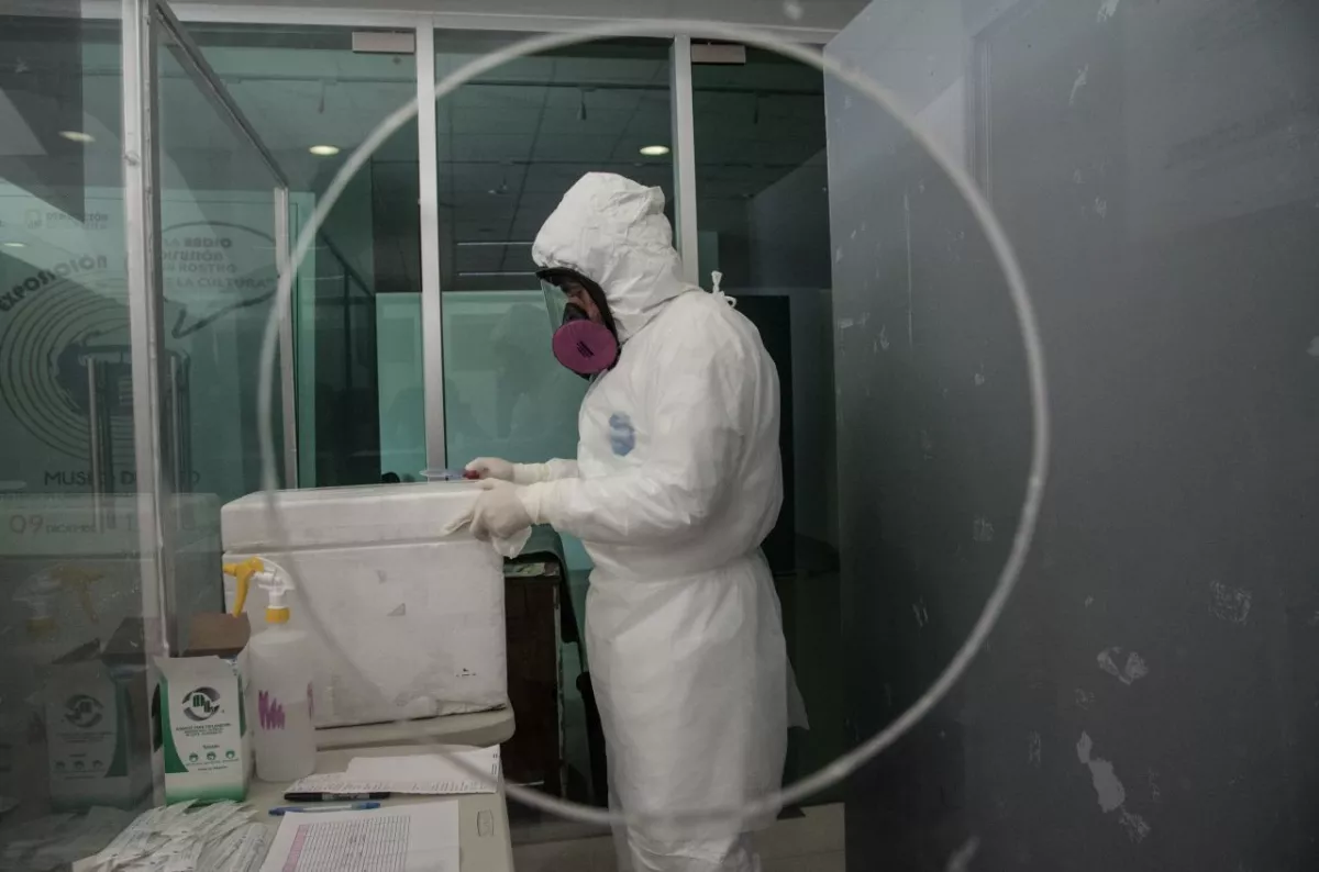 El Hospital Regional de Alta Especialidad de Iztapaluca realiza cerca de 500 pruebas para detectar covid-19 a vecinos de la entidad. La prueba incluye un registro sanguíneo para determinar si el virus es capaz de transmitirse por esta vía.. Las pruebas