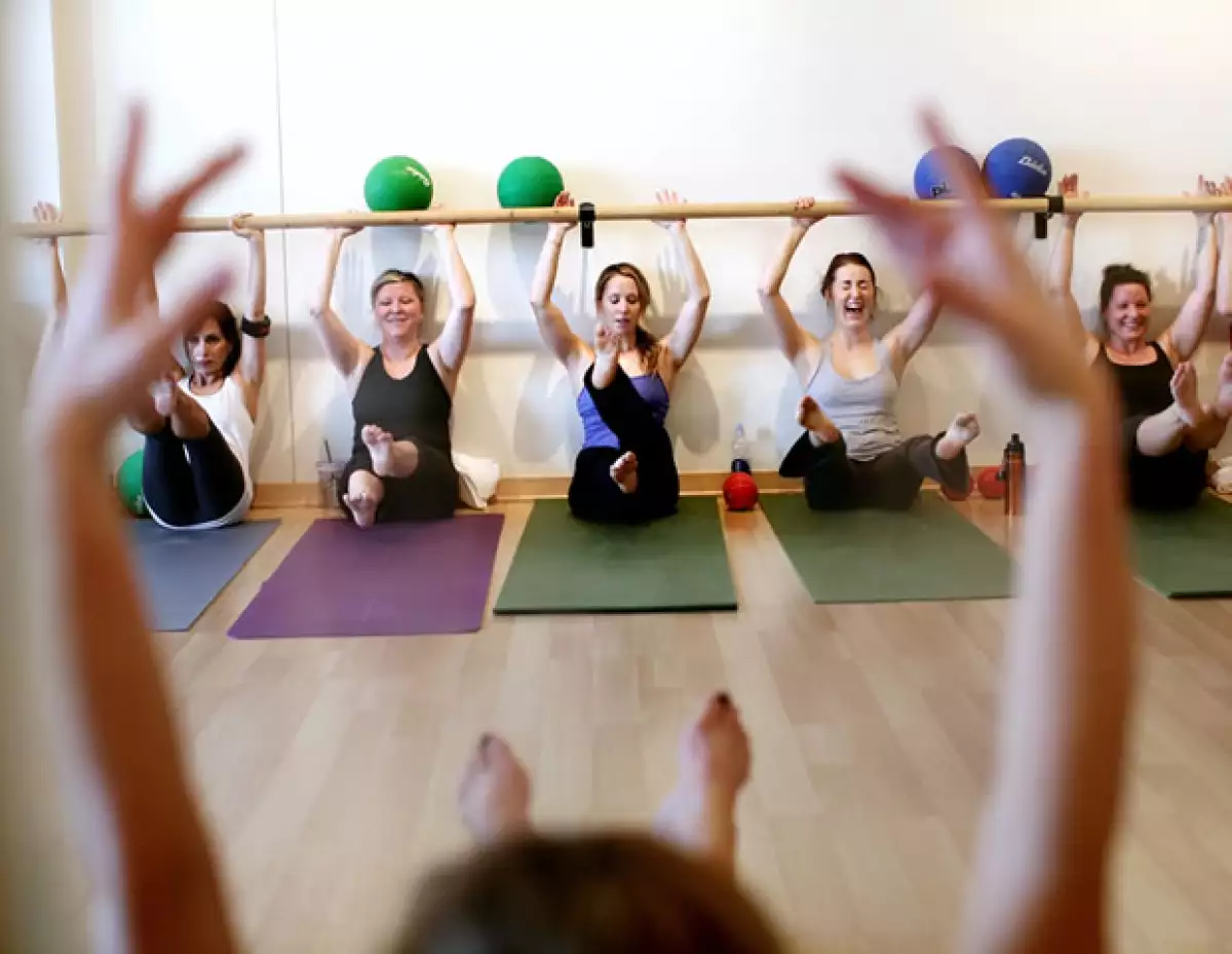 Si te dijéramos que puedes combinar yoga, pilates y ballet en una clase, ¿nos creerías? Te presentamos el barre method, el ejercicio ideal de resistencia y fortalecimiento de músculos.