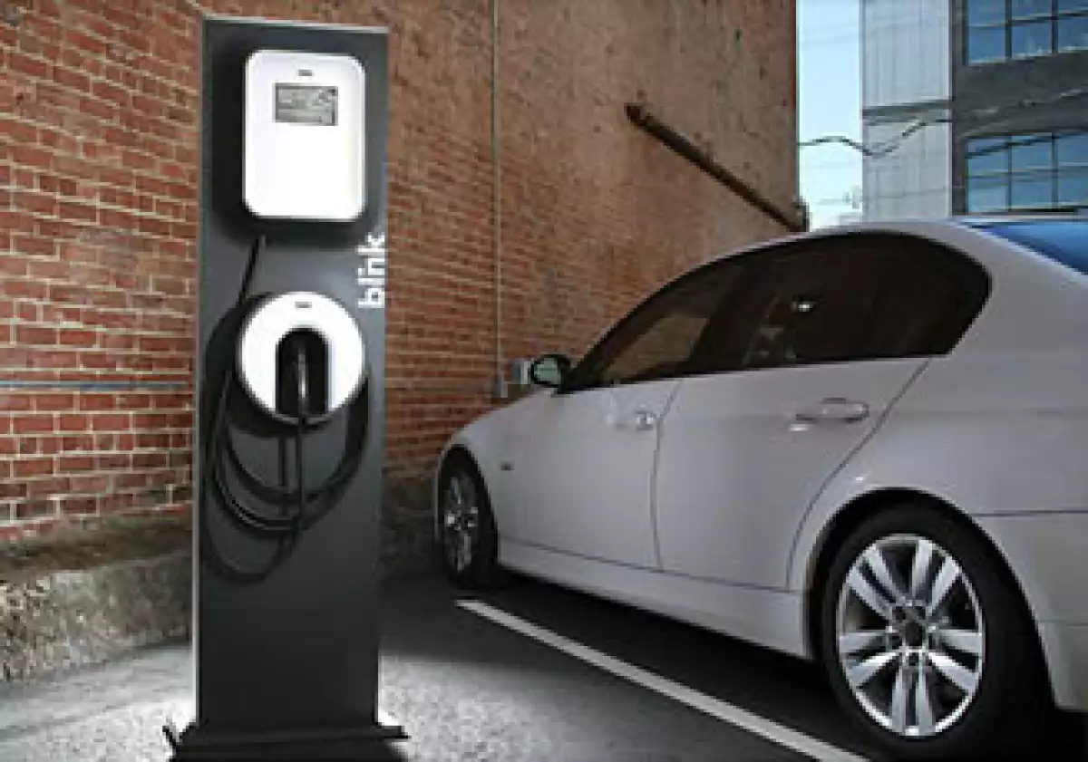 Se puede llenar un auto como el Leaf de Nissan, que da unos 160 kilómetros, con sólo 1.60 dólares, poco margen de ganancia. (Foto: Cortesía Fortune)