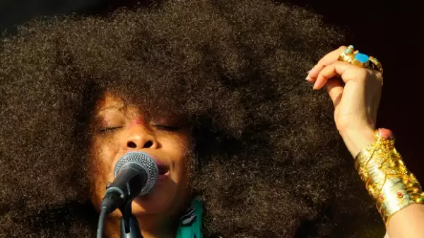 La cantante deberá responder a cargos de alteración del orden público debido al desnudo que filmó para un video musical en la céntrica plaza Dealey de Dallas.