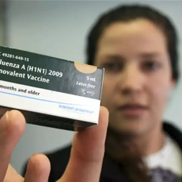 Esta semana comenzó la aplicación de la primera ola de vacunas contra la Influenza AH1N1 en México, el IMSS se encargará de repartirlas y aplicarlas en 21 entidades del país, primero a embarazadas y trabajadores del sector salud, como esta enfermera de Gu