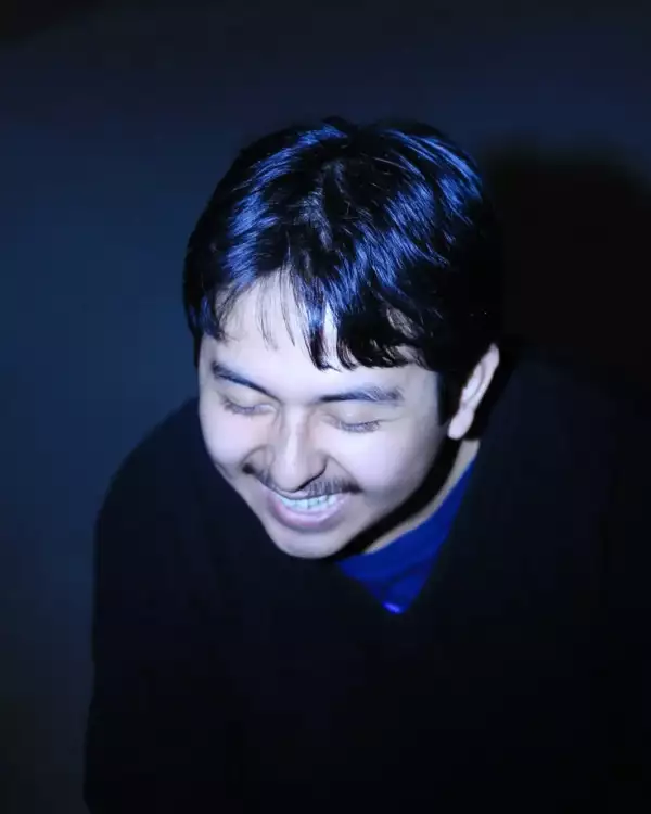 foto del joven músico Macario Martínez sonriendo.