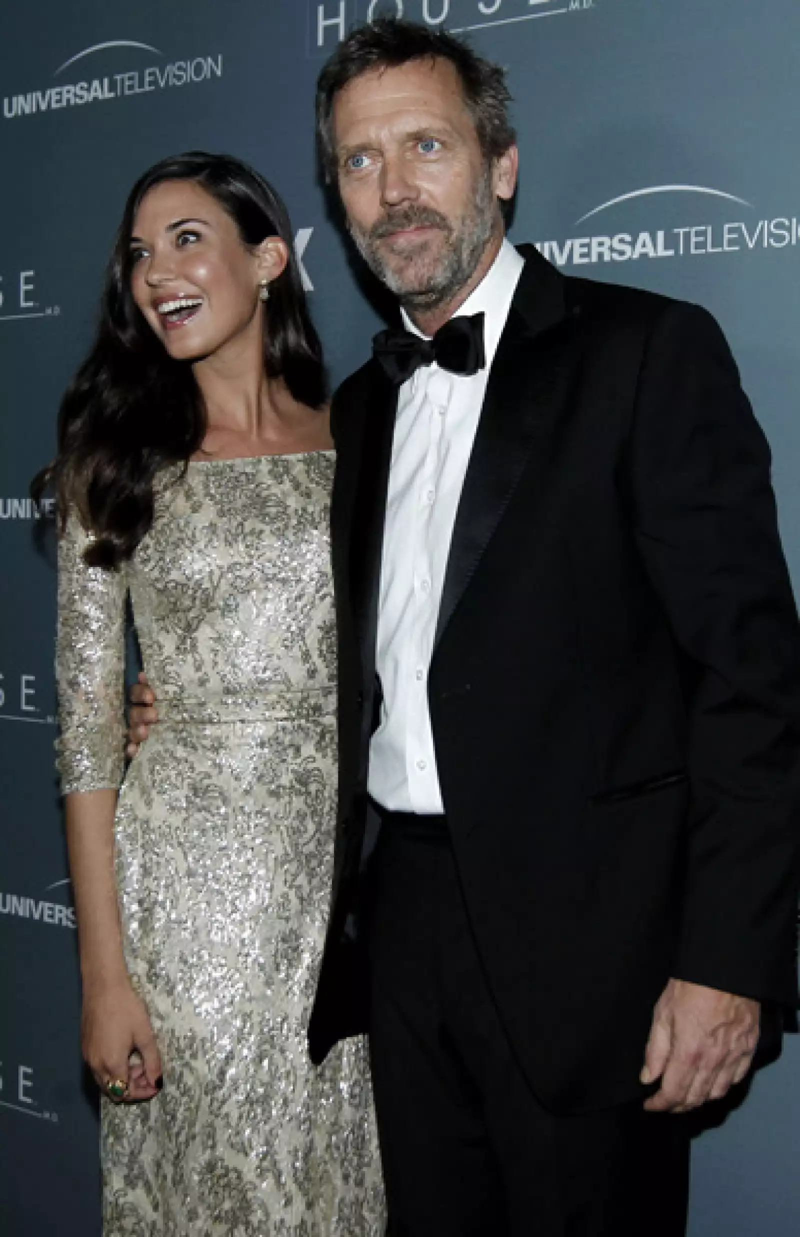 Odette Annable, quien daba vida a la nueva novia del Dr. House, posó muy contenta al lado de Hugh Laurie.