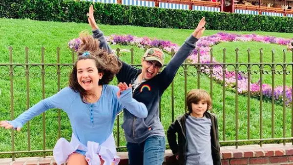 Thalía y sus hijos.