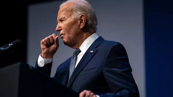 Esta foto tomada el 16 de julio de 2024 muestra al presidente de los Estados Unidos, Joe Biden, aclarándose la garganta mientras habla sobre economía durante la Cumbre Vote To Live Properity en el College of Southern Nevada en Las Vegas, Nevada. El presidente de los Estados Unidos, Joe Biden, dio positivo por Covid con síntomas leves el 17 de julio, poco después de ceder, consideraría retirar su candidatura a la reelección si los médicos le diagnosticaban una condición médica grave.