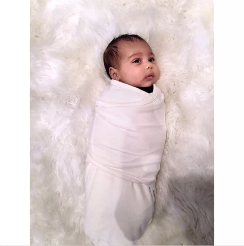 La hermana menor de Kim subió una imagen de la mano de la pequeña “Nori” a su cuenta de Instagram aunque la familia Kardashian tiene "prohibido" publicar fotos de la nueva integrante de la familia.