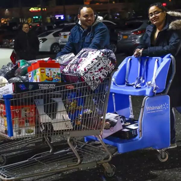 Los productos más vendidos por Walmart son televisores de pantalla grande, reproductores de música, iPad mini, ordenadores portátiles y las consolas de videojuegos Xbox One de Microsoft y PlayStation 4 de Sony.