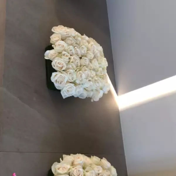 Kim Kardashian recibió decenas de flores por su cumple 37