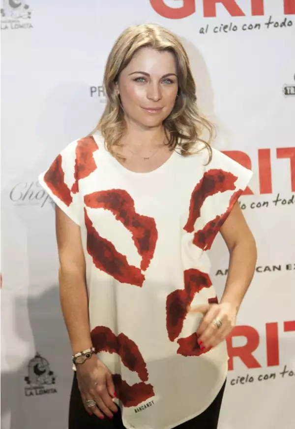 Ludwika Paleta portando un diseño de "Mancandy" durante su última conferencia de prensa.