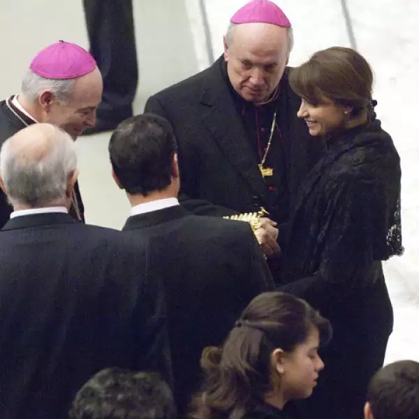 La pareja se mostró muy contenta al momento de saludar a los arzobispos.