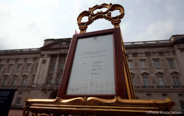 Así es como luce el documento oficial a las puertas del Palacio de Kensington.