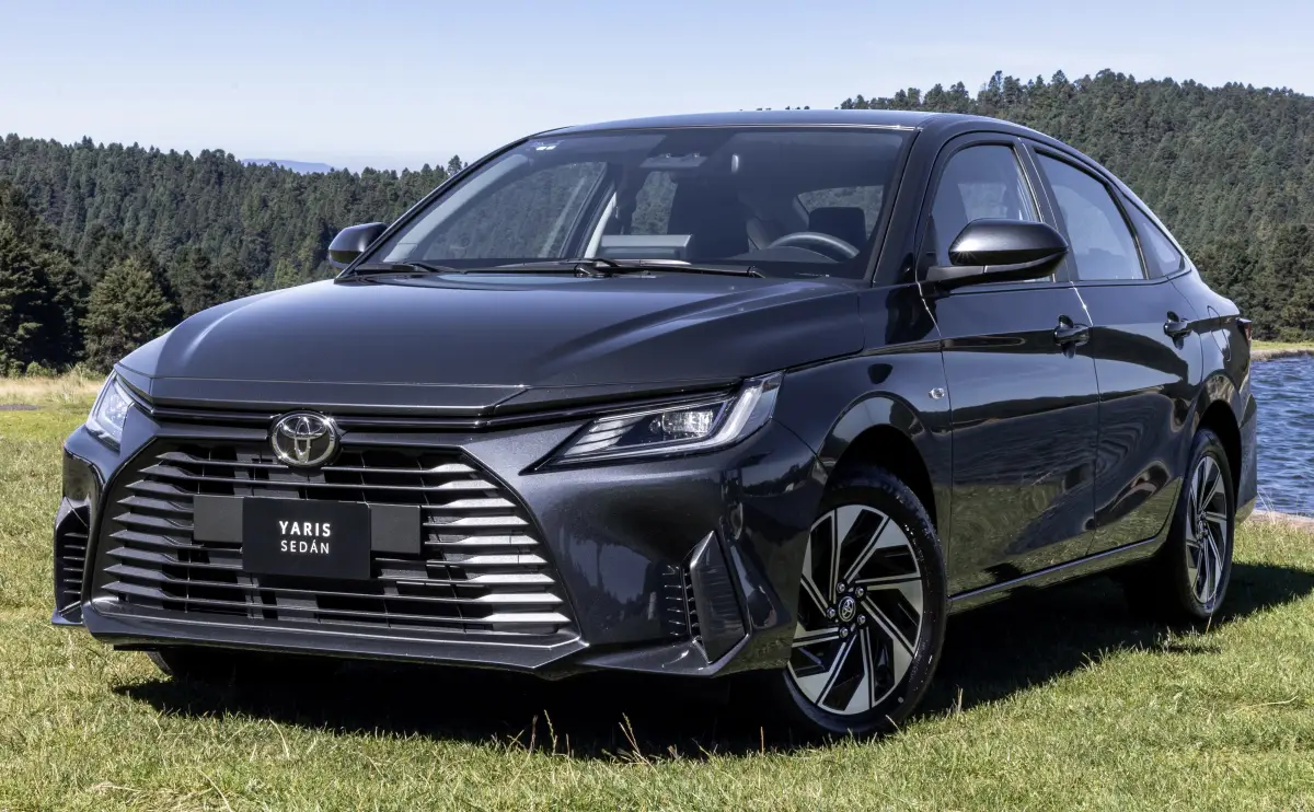 Toyota Yaris Sedán HEV 2026 llega como el híbrido subcompacto más accesible en México, este es su precio