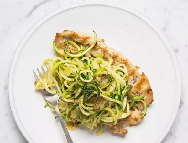 Uno de los platillos favoritos de Gwyneth es el pollo con Noodles de Zucchini.