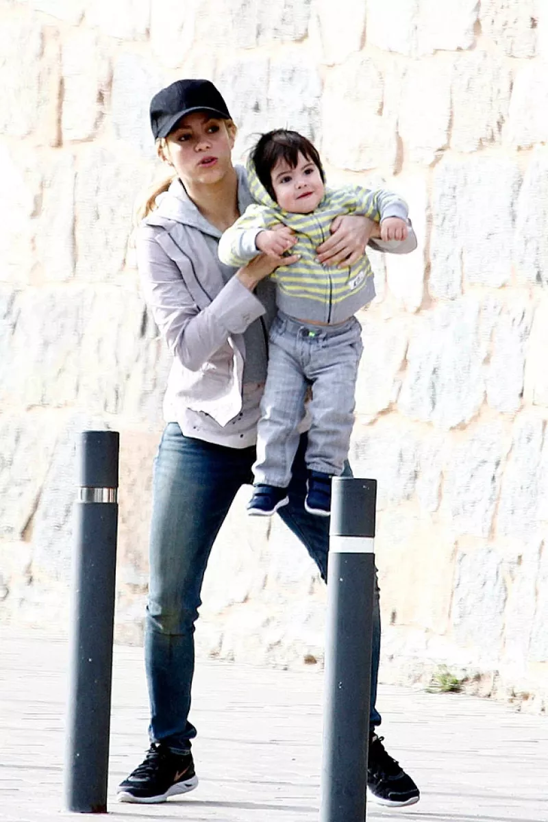 La cantante Shakira fue captada haciendo gran esfuerzo cuando se disponía a levantar a su hijo para llevarlo en brazos durante la visita a una Iglesia en Barcelona.