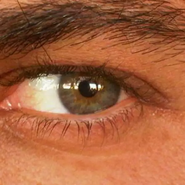 El guapo actor Erick Elías fotografió su ojo y después subió la foto a su página personal donde escribió “Ya te vi!!....”