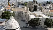 Una vista aérea muestra el minarete de una mezquita y la plaza vacía fuera de la Iglesia de la Natividad en la ciudad bíblica de Belén, el 20 de diciembre de 2023, antes de Navidad en medio de las batallas en curso entre Israel y el grupo militante palestino Hamas en la Franja de Gaza.