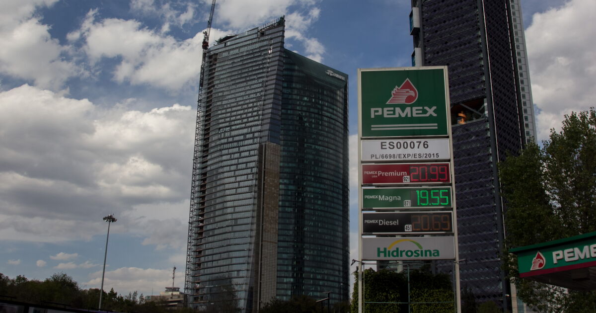 Fitch baja calificaciones de Pemex