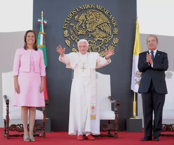 El presidente y su esposa Margarita Zavala en la ceremonia de bienvenida al Papa.