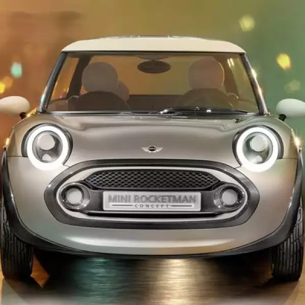 Un vehículo concepto basado en un viaje al espacio. El diseño sorprende sobre todo en sus puertas, que se extienden de una forma horizontal.