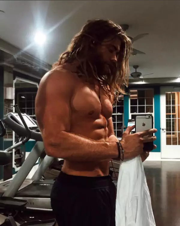 No solo tiene una cara perfecta, tiene un cuerpo perfecto.