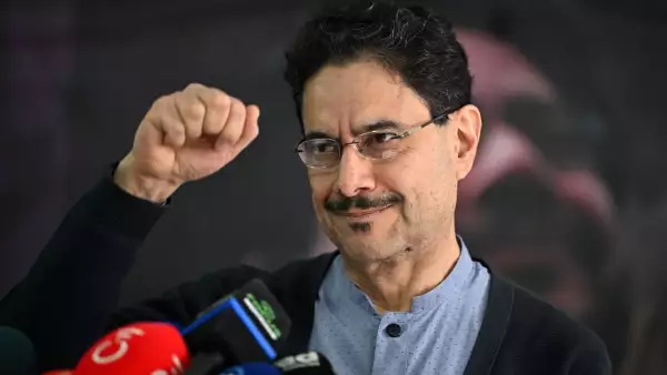 El candidato presidencial de Colombia para el partido Pacto Histórico, Iván Cepeda, levanta su puño fruncido durante una conferencia de prensa en Bogotá, el 1 de junio de 2026, el día después de las elecciones presidenciales. Abelardo de la Espriella, un candidato de extrema derecha que representa a la oposición al presidente Gustavo Petro, tiene la ventaja contra la izquierda antes de la vuelta presidencial del 21 de junio de 2026 en Colombia. 