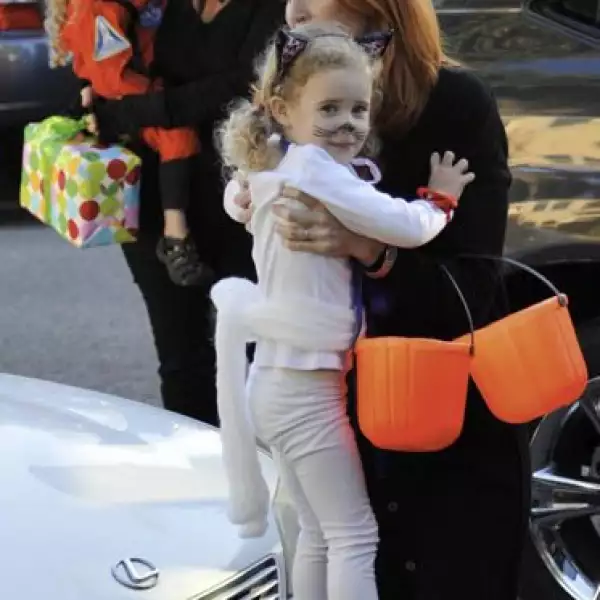 Marcia Cross dejó el disfraz para su hija, pero salió con ella a la calle a pedir dulces.