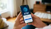 Persona sostiene un teléfono celular con la aplicación de AT&T abierta en la pantalla de inicio de sesión.