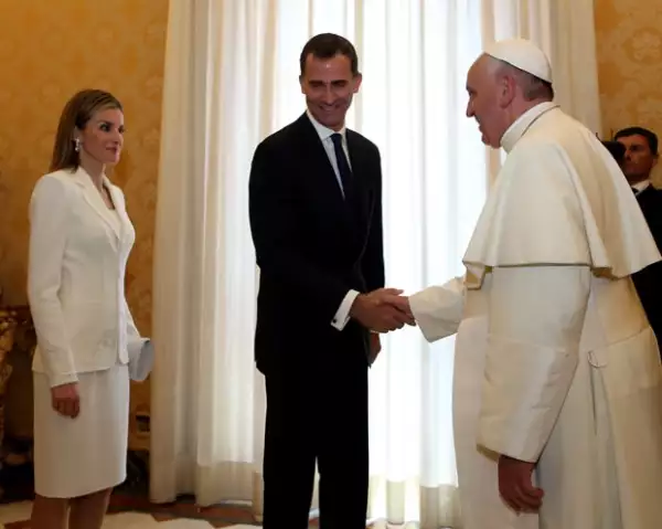 Vestir de blanco al encontrarse con el Papa sólo se le permite a las reinas católicas. Letizia hizo bien en usarlo esta vez, pero ya había fallado antes.