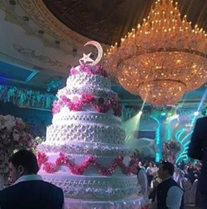 El pastel de bodas era de varios metros de altura.