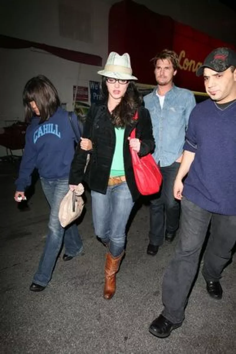 Sam Lutfi debe estar lejos de Spears durante tres años, así como el abogado Jon Eardley, quien se presentó como el abogado de la cantante.