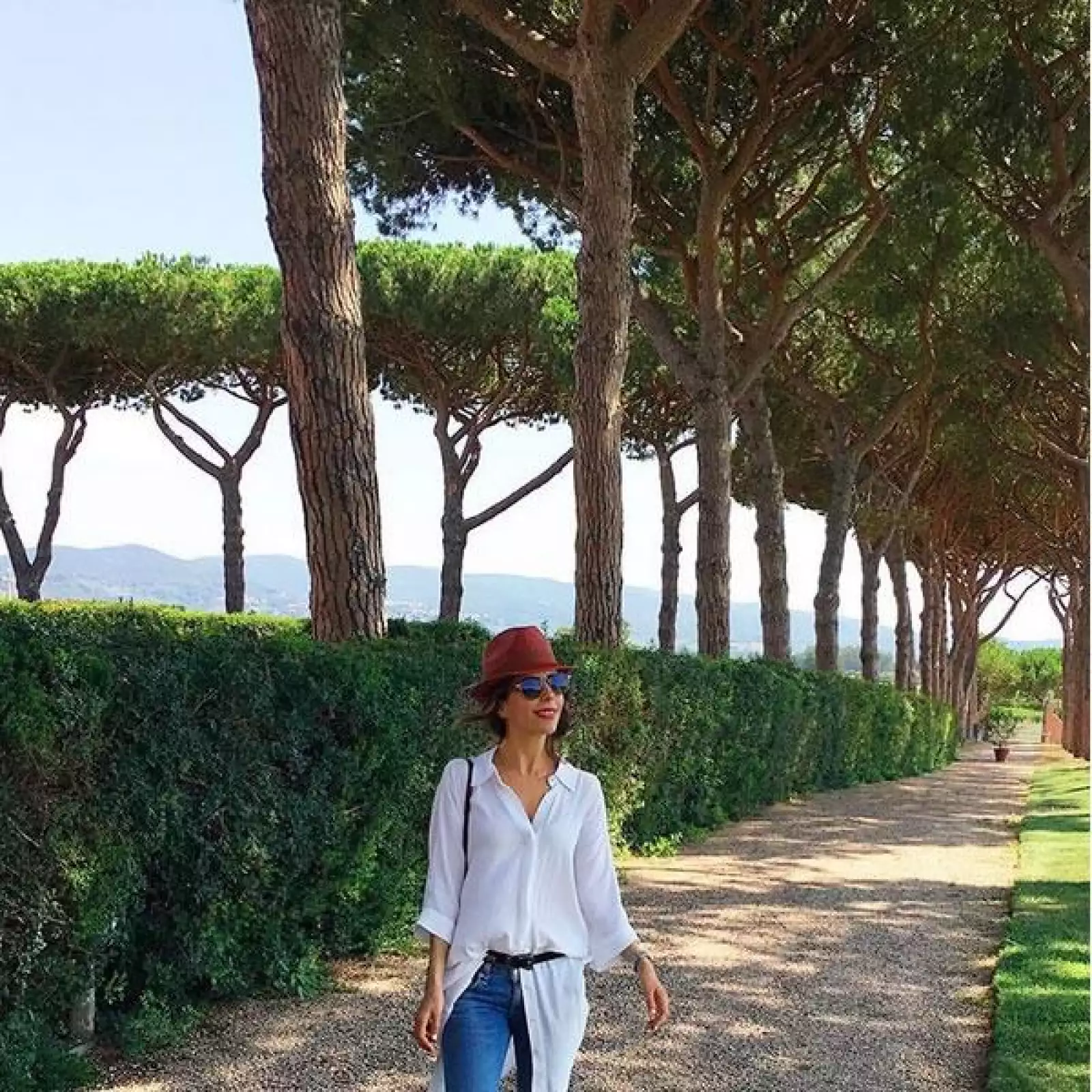 Vita Romo en Italia. Básico de verano: camisa blanca.