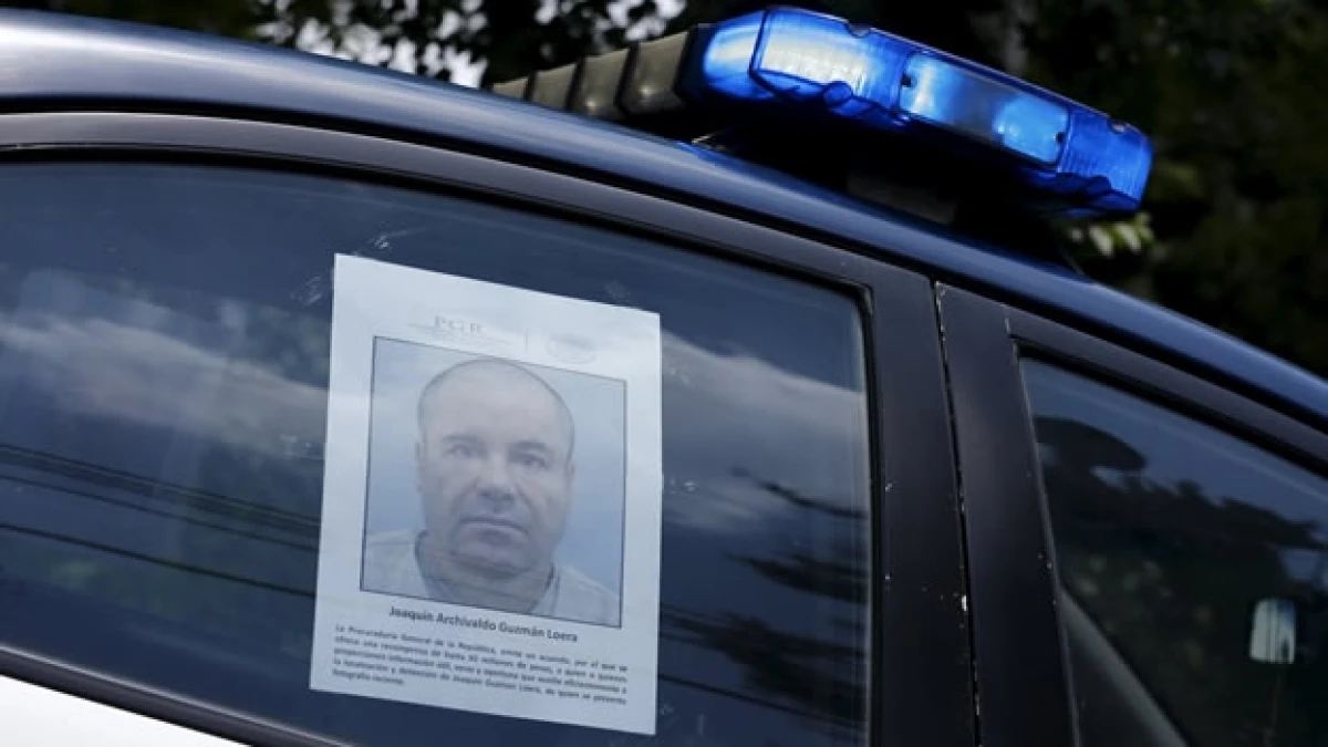 Una patrulla de la policía mexicana circula con una foto del fugado capo Joaquín Guzmán Loera