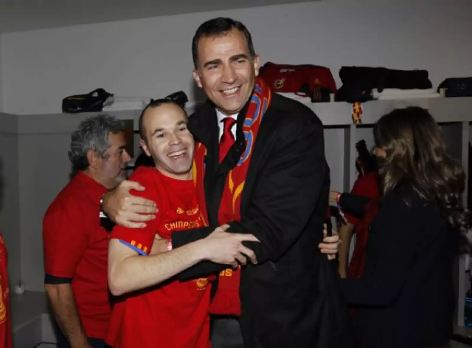 El Príncipe Felipe no contuvo su emoción y abrazó con fuerza al anotador del gol, Andrés Iniesta.