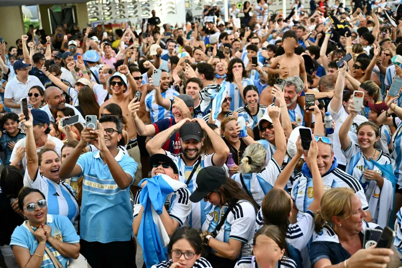 Los fanáticos argentinos celebran la victoria de su equipo en el partido de semifinales de la Copa Mundial de 2026 entre Inglaterra y Argentina en Miami Beach, Florida, el 15 de julio de 2026.