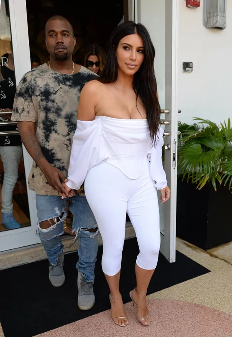 Este corset Givenchy no lleva escote, pero parece que Kim lo compró en una talla más pequeña y decidió llevarlo así adrede.