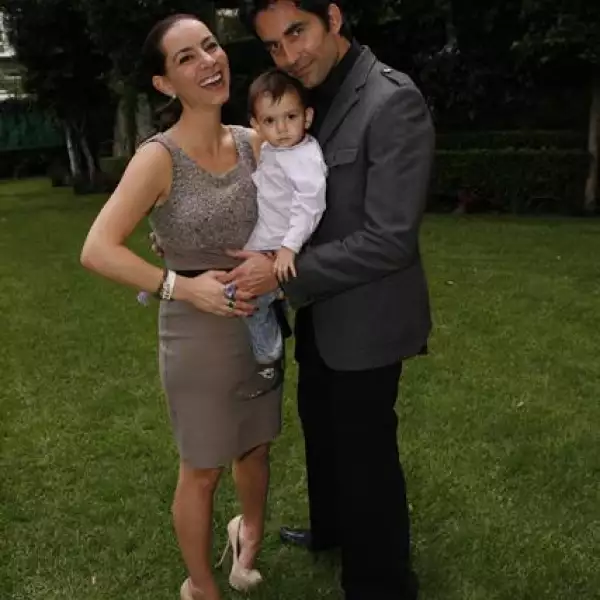 Claudia Lizaldi,Iam Kneeland,Eamonn Kneeland