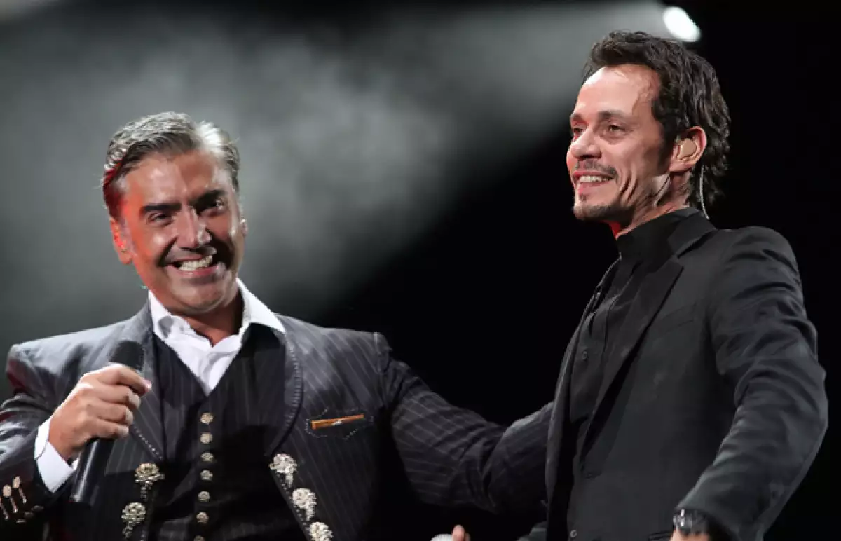 Aunque ya se confirmó que será Carlos Vives quien reemplazará a Luis Miguel en la gira con Alejandro Fernández, ahora se afirma que Marc Anthony será el tercer integrante en el tour.