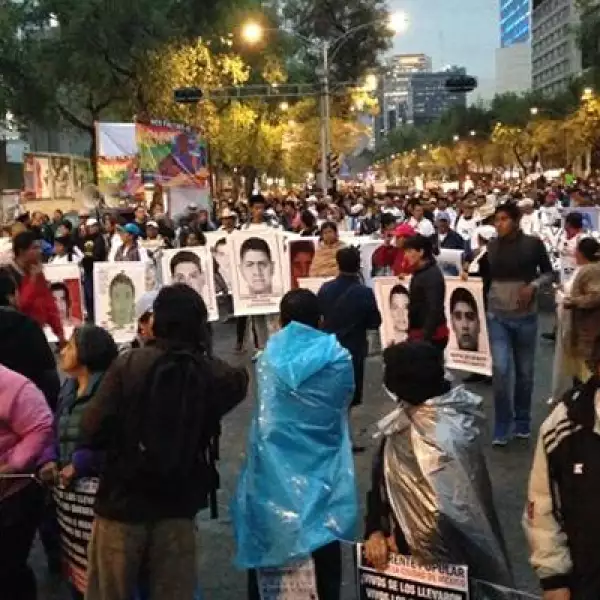 Pasadas las 17:00 horas de la Ciudad de México partió la marcha del Ángel de la Independencia rumbo al Zócalo en protesta por la desaparición de 43 normalistas de Ayotzinapa, ocurrida en Iguala el 26 de septiembre.