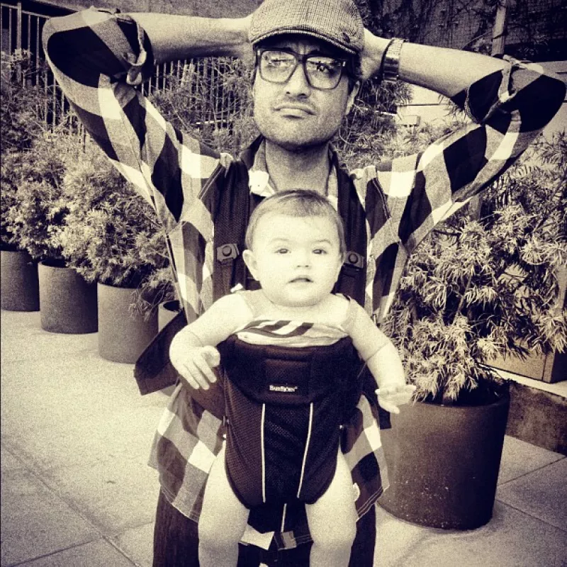 El actor mexicano compartió en Twitter una tierna imagen de él junto a su pequeña hija, en donde luce muy relajado.