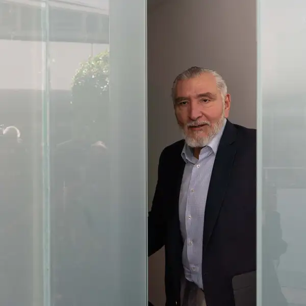 Adán Augusto López Hernández abre una puerta en el Senado. 