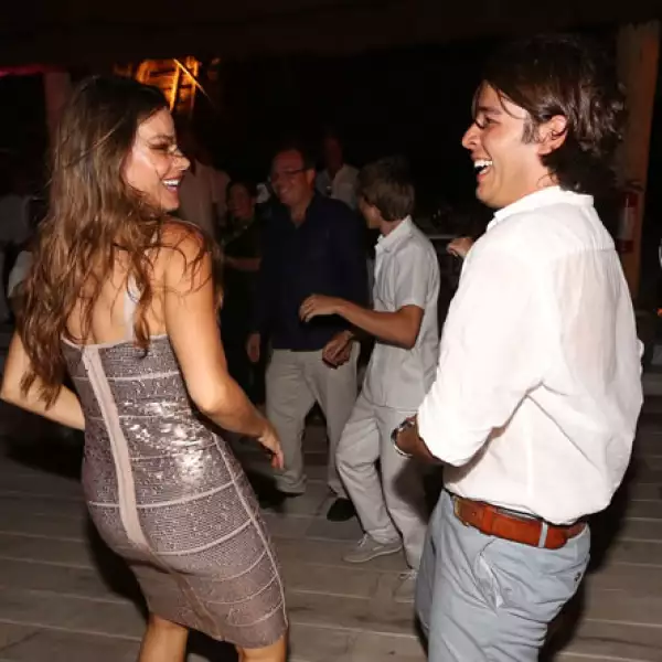 Aquí bailando con su hijo Manolo.