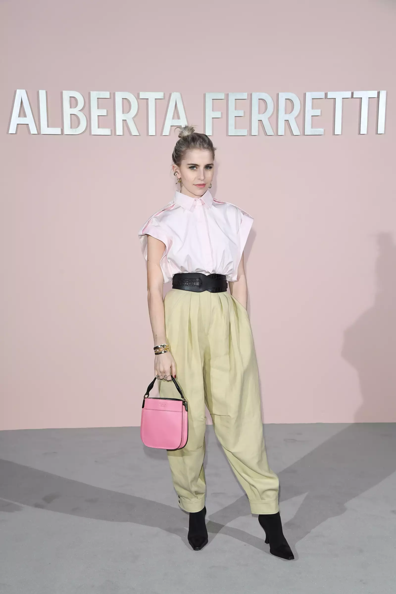 Caro Daur en Milan Fashion Week para el desfile de Alberta Ferretti jugando con un look en tonos pasteles