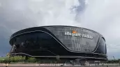 Vista desde afuera del Allegiant Stadium Las Vegas conocido como el "Black Hole" por ser la casa de los Raiders.