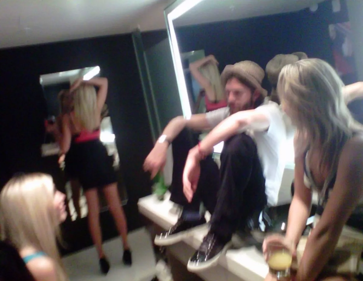 Ashton fue captado durante una fiesta donde estuvo con diversas mujeres, entre ellas Sara Leal.
