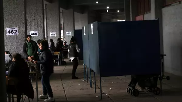 Los ciudadanos asisten a votar en un centro de votación durante las elecciones para una nueva asamblea para redactar la constitución, en el Estadio Nacional, en Santiago, Chile, el 7 de mayo de 2023.