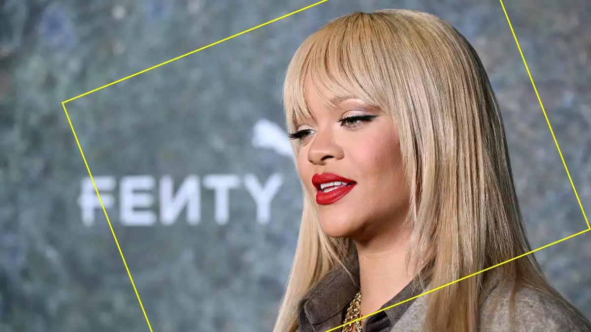 rihanna-se-hace-viral-por-cargar-a-su-hijo-de-cabeza.jpg