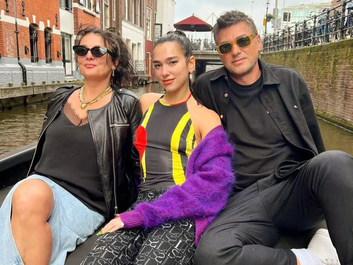 Dua Lipa está muy orgullosa de sus papás.